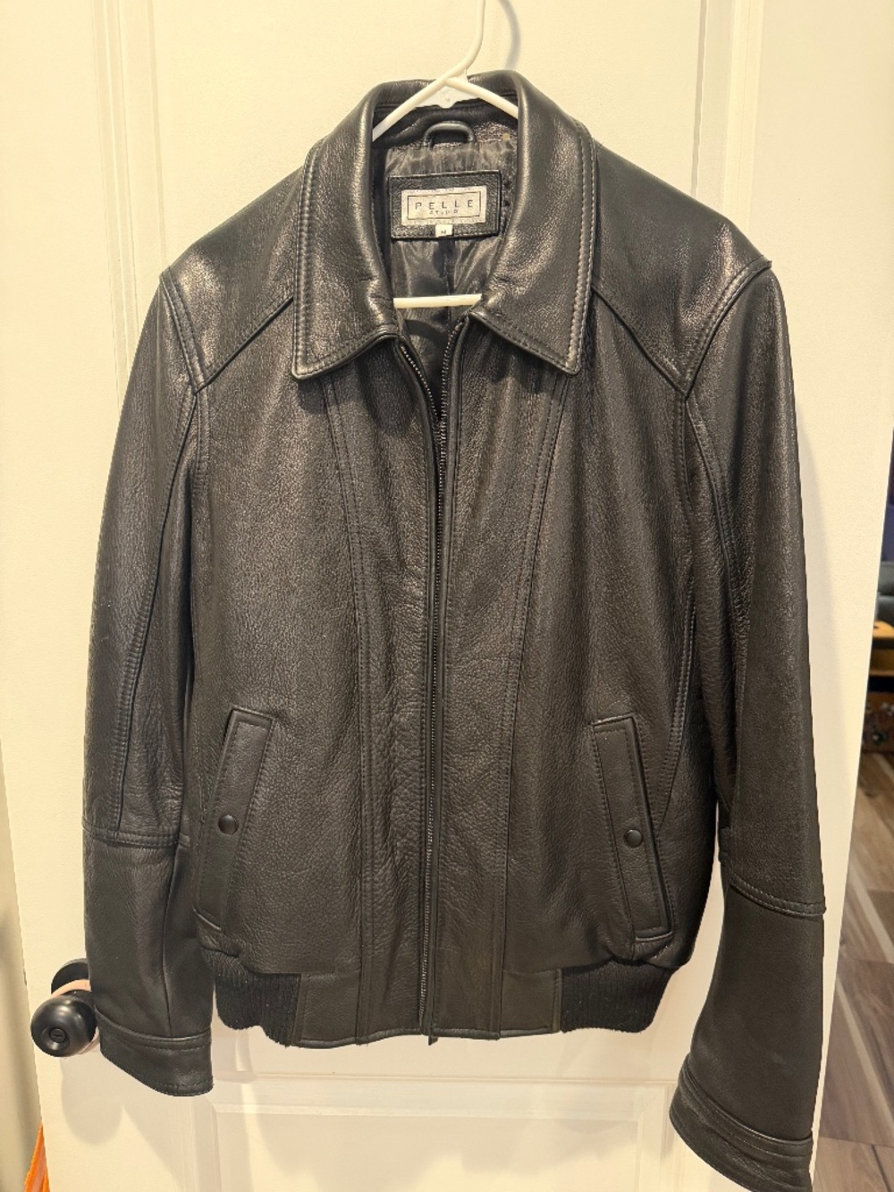 Men’s vintage leather bomber jacket